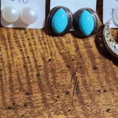 Turquoise, pearl earrings. 
