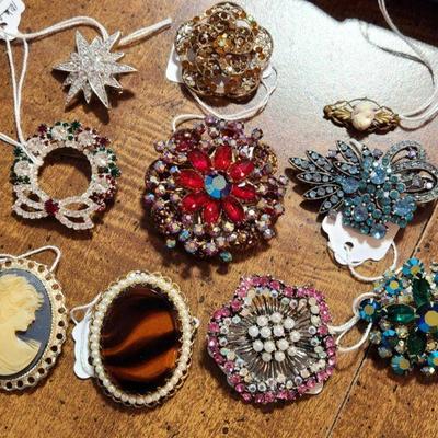 A small example of brooches