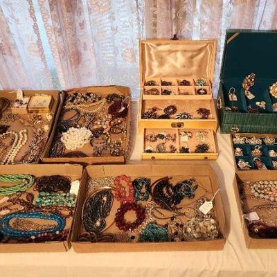Box lots and brooches