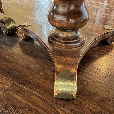 the detail on the FEET of the table!
