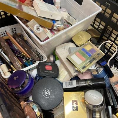 MAKE UP