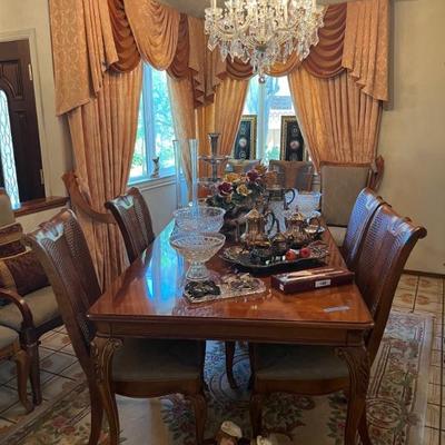 TABLE AND 8 CHAIRS
LEATHER COVER
EXTRA LEAVES(3)
