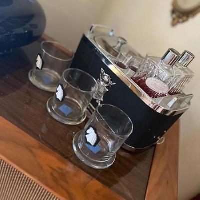 VINTAGE MUSIC/LIQUOR 