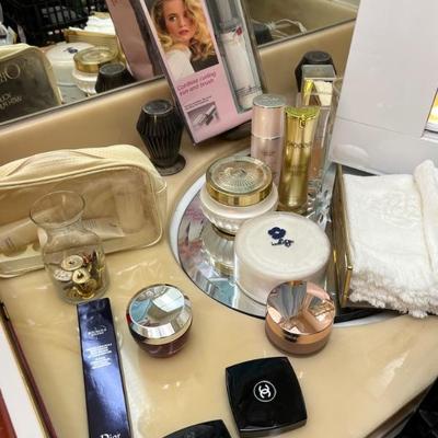 MAKE UP