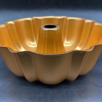 Copper-Look Aluminum Fluted Cake Pan
