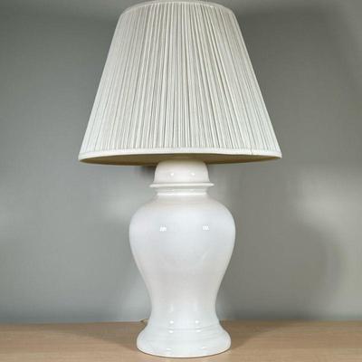CERAMIC TABLE LAMP | White ceramic vase table lamp. - h. 26.5 x dia. 8 in

