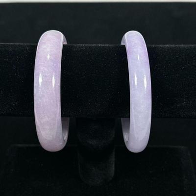 (2PC) PAIR CARVED JADE BANGLES | Carved jade bangle bracelets having light purple tone. - w. 0.5 x dia. 2.75 in

