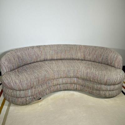 COLORFUL KIDNEY-SHAPED COUCH | Kidney-shaped couch with colorful upholstery. - l. 86 x w. 34 x h. 27.5 in

