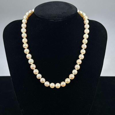 PEARL & 14K GOLD NECKLACE | Pearl necklace of 8mm pearls with 14K gold clasp with green semi-precious mounted stone. - l. 16 in

