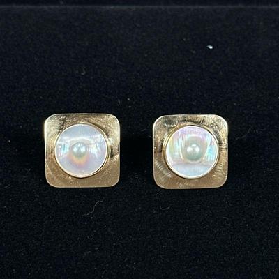 PEARL & 14K GOLD EARRINGS | Square 14K gold earrings with central mounted pearl, marked on back “14K” Total weight; 7.9g. - l. 0.75 x...