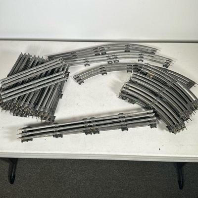 LARGE LOT LIONEL TRAIN TRACKS | Large assortment of Lionel train tracks.

