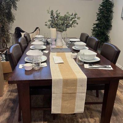 Dining table, table runner