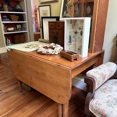 Maple dropped leaf table