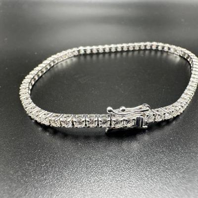 Diamond bracelet on 18k gold setting