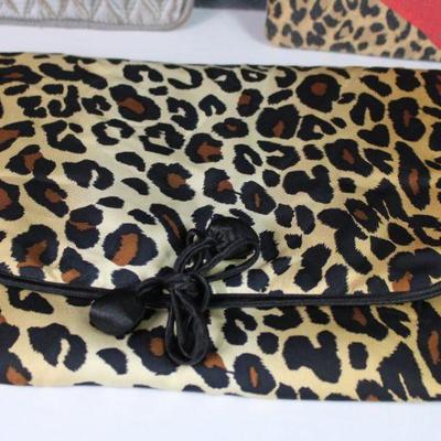 https://whynotmarketplace.hibid.com/catalog/557483/brand--bags-purses-and-caps-ending-jun-30-at-7pm
