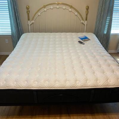 STERNS & FOSTER ESTATES KINGSIZE ELECTRIC BED . Like brand new 