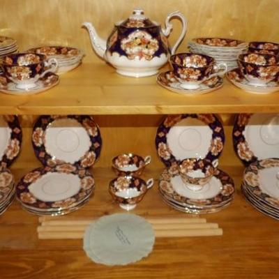 Royal Albert Heirloom Pattern Dinnerware 61 Piece Set