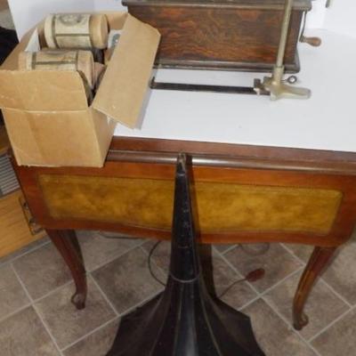 Edison Home Model Phonograph With Black Ribbed Horn Cylinder