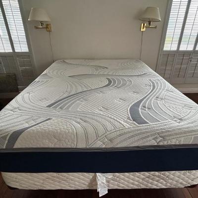 Ultra plush queen mattress. Clean, like new. 