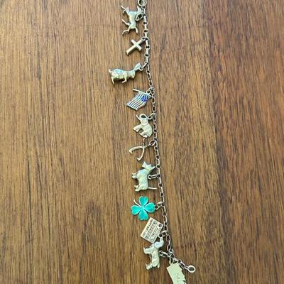 Gold charm bracelet. 