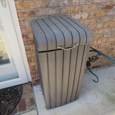 Outdoor trash can