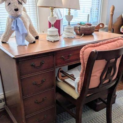Desk/sewing machine cabinet