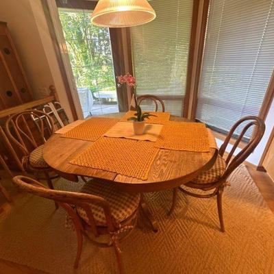 Kitchen Table - extendable with 4 chairs