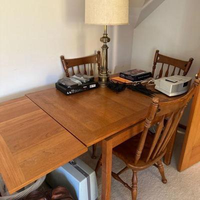 Extendable dining table