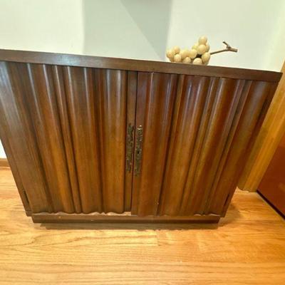 Side cabinet