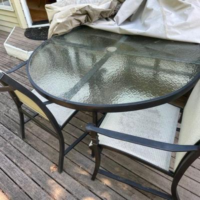 Round patio table & chairs set with covers