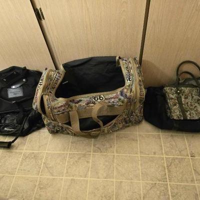 #50244 • 5 Duffle bags
