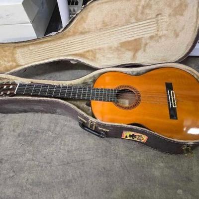#1984 • Yamah CG-120 with Carrying Case
