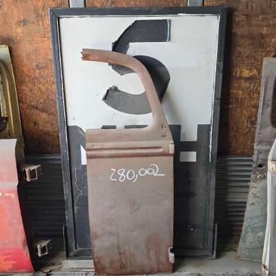 #2802 • 1 Classic Car Door & 5 MPH Sign
