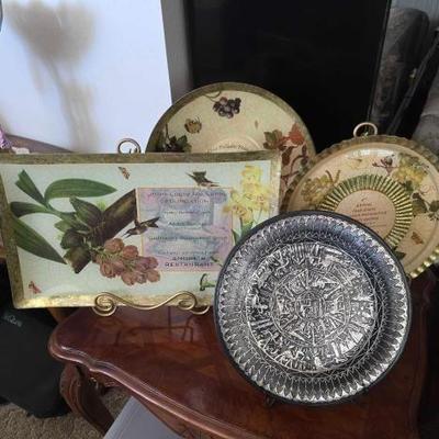 #60014 • 4 Decorative Plates with Stands
