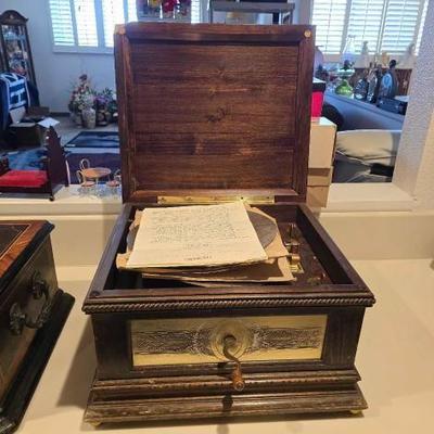 #60804 • Vintage Thorens Edelweiss II Disc Music Box

