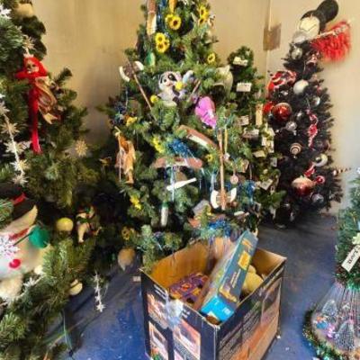 #20026 • Christmas tree, box of Decorations

