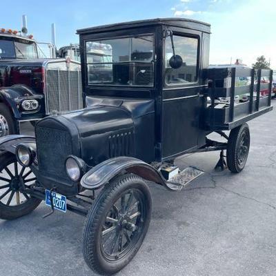 #107 • Ford Truck with Flatbed
