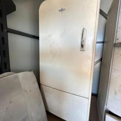 #24320 • Vintage Fridge
