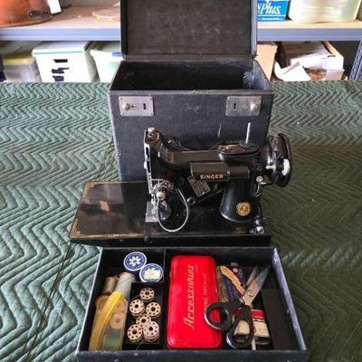#12122 • Vintage Singer Sewing Machine
