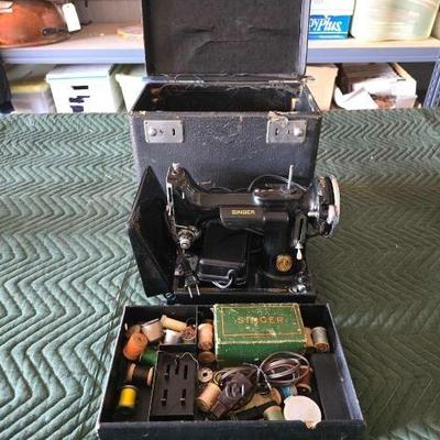 #12120 • Vintage Singer Sewing Machine
