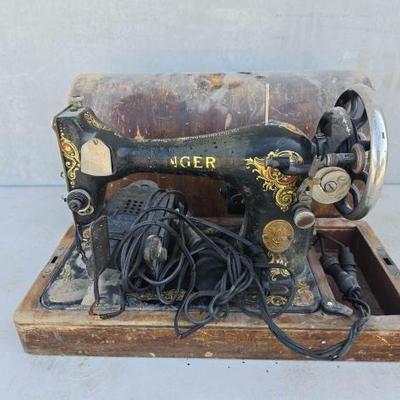 #13028 • Vintage Singer Sewing Machine

