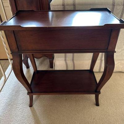 Ethan Allen side table with drawer (side view)