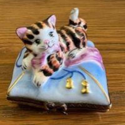 PPP134- Collectible Limoges France Porcelain Cat On Pillow Trinket Box