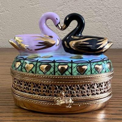 PPP145- Collectible Atelier De Limoges Porcelain 2 Swan On Lake Trinket Box