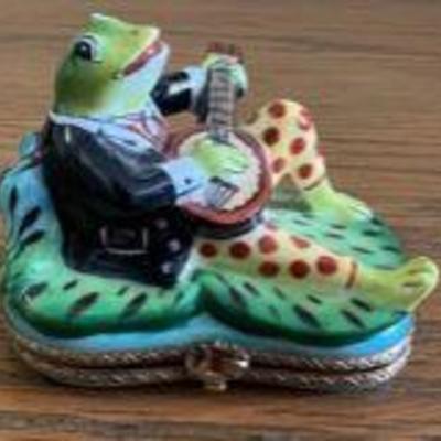 PPP146- Collectible Limoges France Porcelain Banjo Frog On Lily Pad Trinket Box