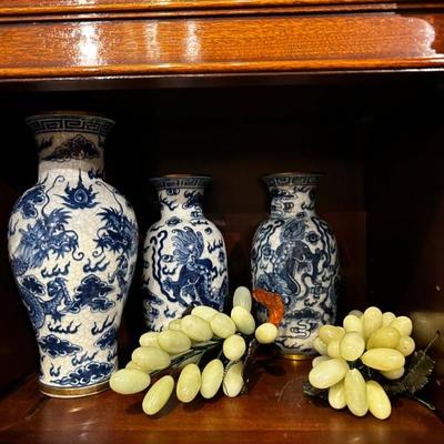 Blue and white Chinese vases and topez grapes