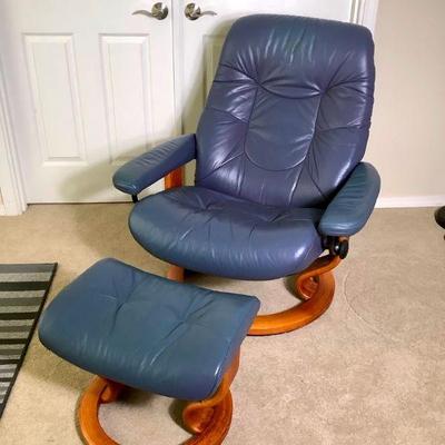 GRLI247 Ekornes Stressless Blue Leather Chair & Ottoman	Blue leather chair with ottoman. The base of the chair does rotate.
