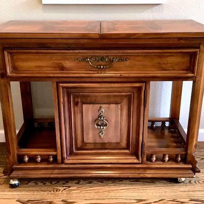 GRLI201 Thomasville Flip-top Buffet Table	Made by Thomasville is this flip-top buffet with a single drawer and a cabinet below. Does have...