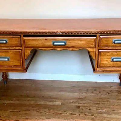 GRLI229 Wood Desk	5 drawer desk,
