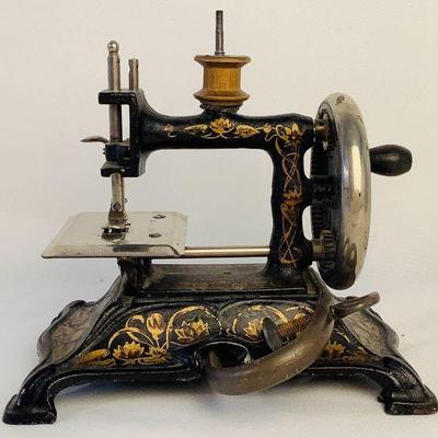 BIGA601 Hand Sewing Mashine No. 11 Made In Germany	This antique hand crank sewing Mashine was made in Germany, has a classic black finish...